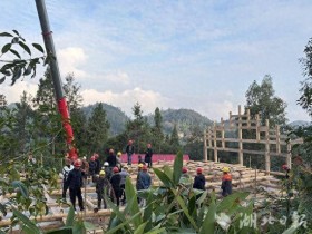 宣恩:土家吊脚楼举行上梁仪式