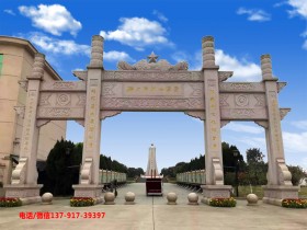 新牌坊转盘少年擦车挣学费,司机称太危险,交警介入劝离