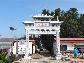 正脊中心立一圆雕的雄狮——报恩石牌坊