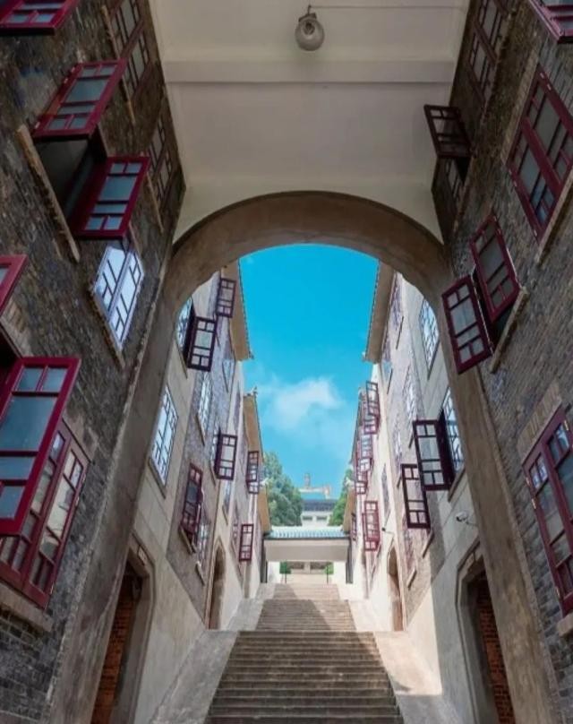 破圈！武汉大学彻底敞开校门，武汉这座城市的格局，藏不住了！