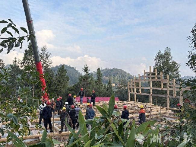 宣恩：土家吊脚楼举行上梁仪式